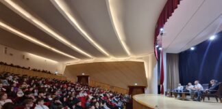 (FOTO) Tinerii buzoieni, față în față cu luptătorii MMA Ion Pascu și Maria Hîngu. „Stop violenței stradale – Cine lovește pierde tot!”