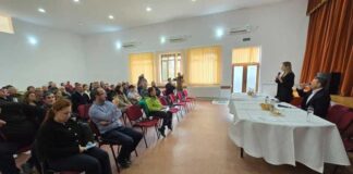 (FOTO) Ministrul Mediului, Diana Buzoianu, întâlnire cu locuitorii comunei Gura Teghii. Controversatul proiectul al hidrocentralei Surduc