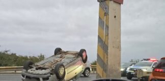 Mașină răsturnată pe podul de la Mărăcineni