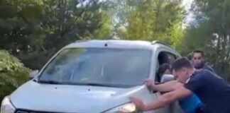 (VIDEO) Opt turiști blocați cu mașina, salvați de jandarmii montani. Misiune de ziua lor