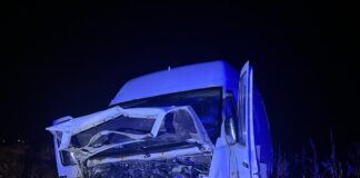 (FOTO) S-a izbit cu mașina de o dubiță. Doi tineri, răniți în accident