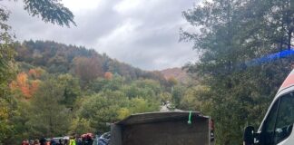 Doi tineri, răniți într-un accident la Bozioru. S-au răsturnat cu o autoutilitară