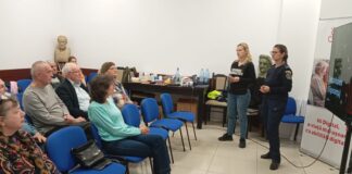 (FOTO) Polițiștii, de vorbă cu seniorii și cu elevii