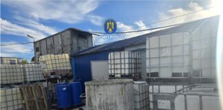 (FOTO) Deșeuri și substanțe periculoase depozitate ilegal. Dosar penal după un control la două firme