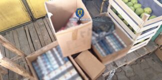 (VIDEO) Flagrant în Piața Centrală. Cinci buzoieni, în arest pentru contrabandă cu țigări