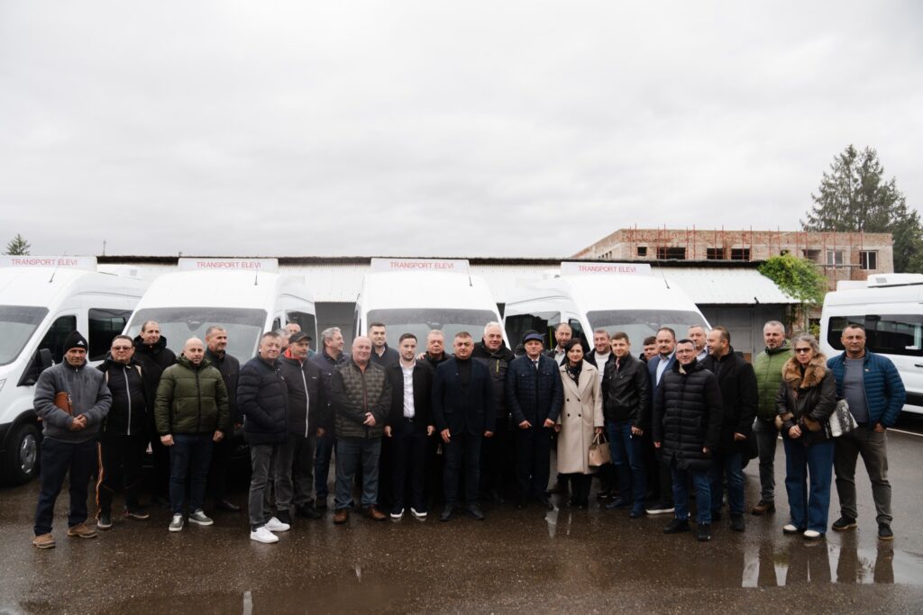 (VIDEO) 41 de microbuze școlare, distribuite către primării. Achiziționate de Consiliului Județean, printr-un proiect cu bani europeni 1 microzbuze școlare electrice Buzău