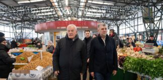 (FOTO) Marcel Ciolacu și primarul Constantin Toma, împreună în mijlocul buzoienilor