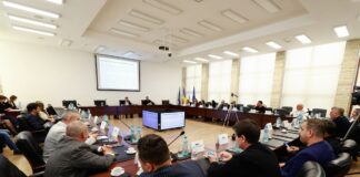 Vot în Consiliul Județean. Două proiecte, 61 de microbuze electrice pentru elevi