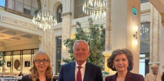 (FOTO) ,,3 buzoieni”. Primarul Toma, întâlniri surpriză la un eveniment organizat de Ambasada Marii Britanii