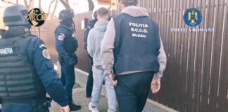 (VIDEO) Vindeau droguri în orașul Buzău. Doi tineri, arestați. Cum erau plasate substanțele stupefiante
