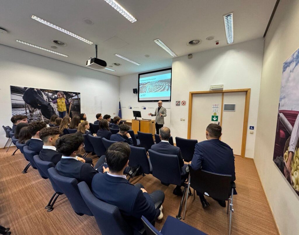 Andi Cristea europarlamentar, elevi buzoieni Bruxelles, europarlamentar Andi Cristea întâlnire Bruxelles elevi buzoieni