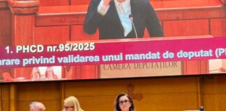 (FOTO) Oana Matache, jurămăntul de deputat: Mă rog să-mi ajute Dumnezeu, să pot să fiu cu adevărat de folos românilor