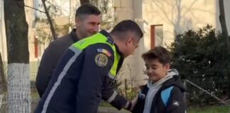 (VIDEO) Surpriză pentru un copil rănit într-un accident. Ce i-au oferit polițiștii buzoieni