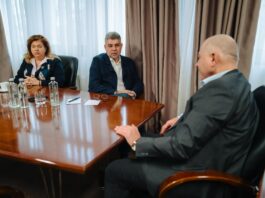 (FOTO) Marcel Ciolacu, discuție cu doctorii Cătălin Cîrstoiu și Carmen Orban, despre un consorțiu medical la Buzău