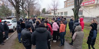(UPDATE/VIDEO) Anchetă penală/Încă o zi de protest. Influencerul Makaveli, printre cei prezenți în fața Spitalului Județean