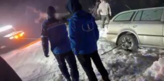 (VIDEO) Trei tineri, blocați cu mașina în munți, la -15 grade, salvați de jandarmii montani