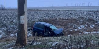 (FOTO) S-au izbit cu mașina de un stâlp. Doi răniți, în urma unui accident pe drumul județean spre Maxenu