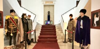 (FOTO) Holul Teatrului ,,George Ciprian”, animat de costume inedite. Expoziție și alte evenimente dedicate Zilei Unirii Principatelor Române