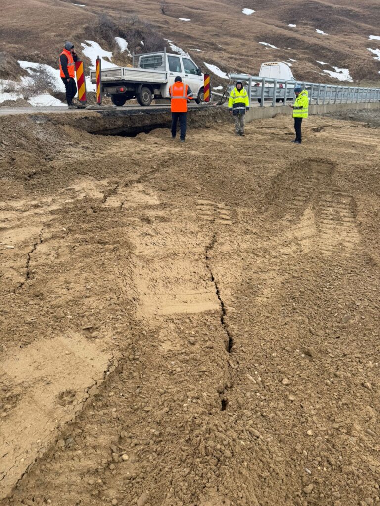 alunecări de teren jduețul Buzău, drumuri afectate aluneecări de teren Buzău, viituri Blăjani Calvini Bisoca Vintilă Vodă