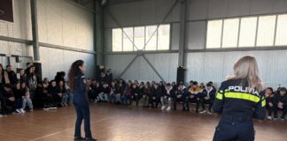(FOTO) Acțiune preventivă. Polițiștii, întâlnire cu elevii râmniceni