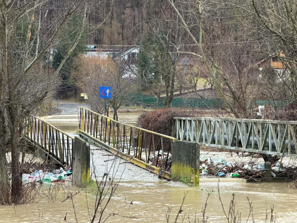 cod roșu avertizare hidro cod roșu râul NIșcov, drumuri afectate ploi abundente, gospodării inundate