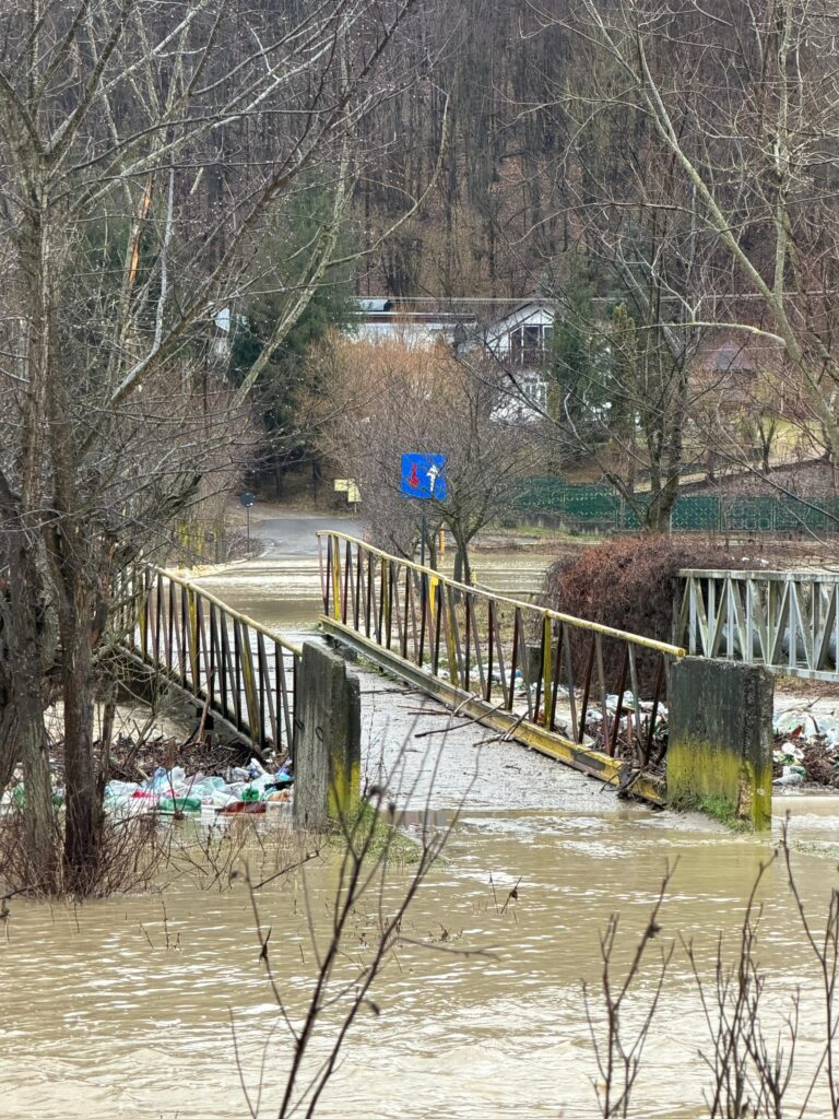 cod roșu avertizare hidro cod roșu râul NIșcov, drumuri afectate ploi abundente, gospodării inundate