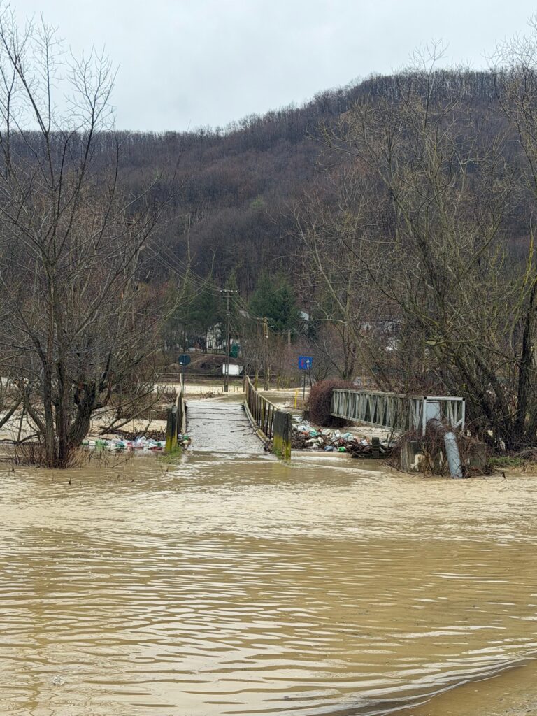 cod roșu avertizare hidro cod roșu râul NIșcov, drumuri afectate ploi abundente, gospodării inundate