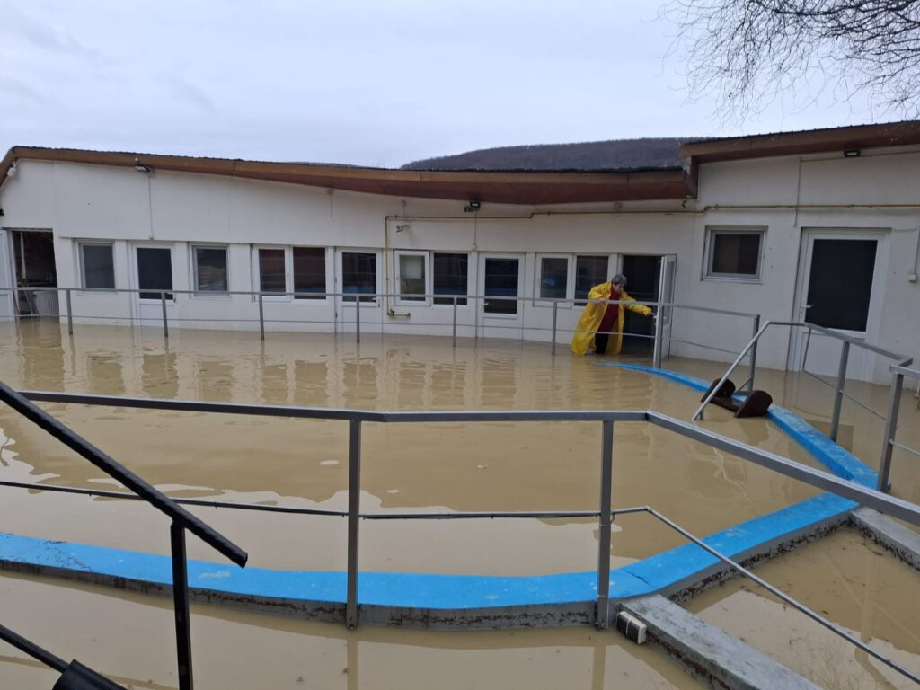 cod roșu avertizare hidro cod roșu râul NIșcov, drumuri afectate ploi abundente, gospodării inundate