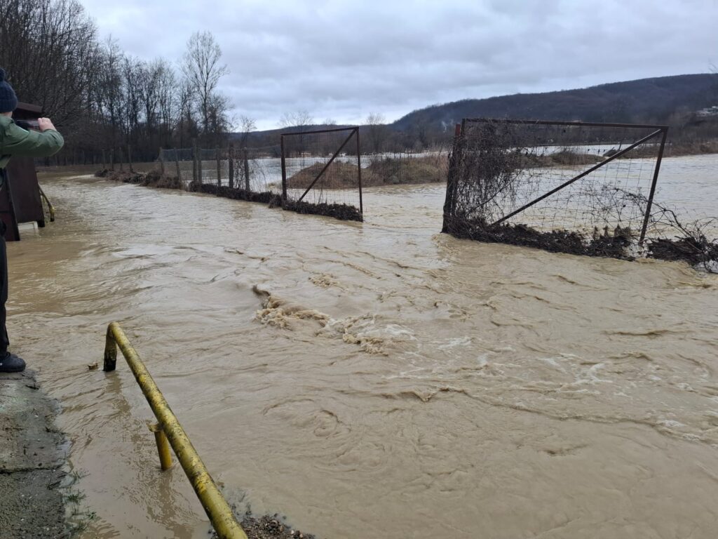 cod roșu avertizare hidro cod roșu râul NIșcov, drumuri afectate ploi abundente, gospodării inundate