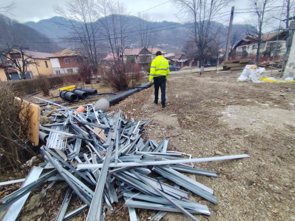 (FOTO) Deșeuri lăsate de izbeliște, pe terenul unei școli din județ. Firmă amendată cu 100.000 de lei 2 amendă Garda de Mediu Buzău, deșeuri construcții școală județ Buzău