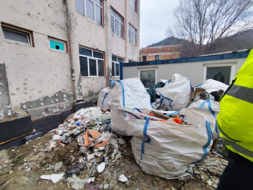 (FOTO) Deșeuri lăsate de izbeliște, pe terenul unei școli din județ. Firmă amendată cu 100.000 de lei 4 amendă Garda de Mediu Buzău, deșeuri construcții școală județ Buzău