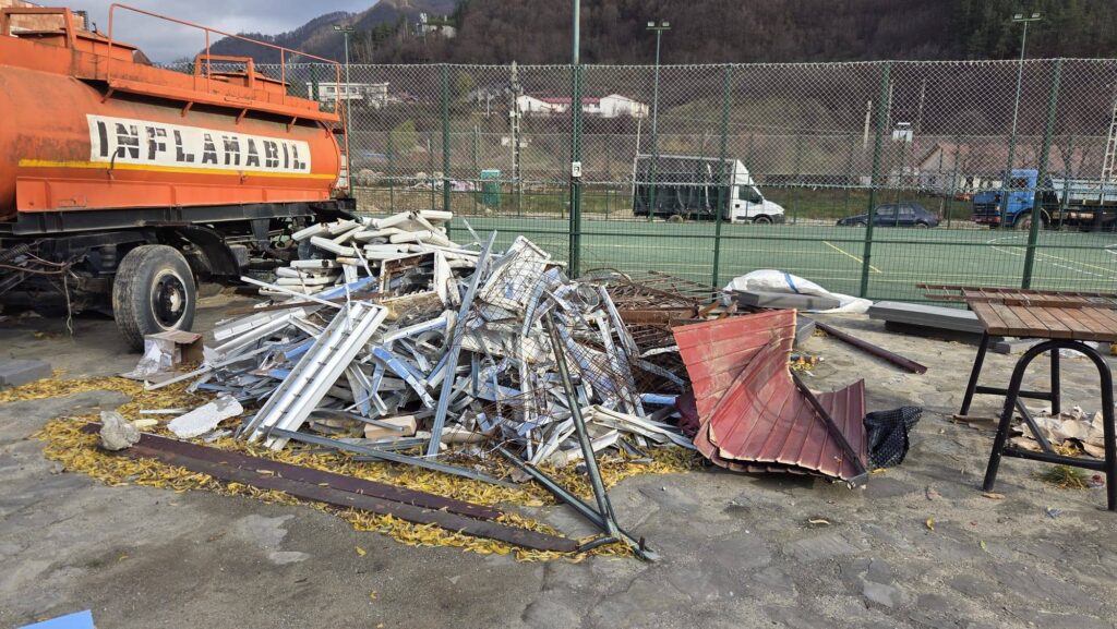 (FOTO) Deșeuri lăsate de izbeliște, pe terenul unei școli din județ. Firmă amendată cu 100.000 de lei 1 amendă Garda de Mediu Buzău, deșeuri construcții școală județ Buzău