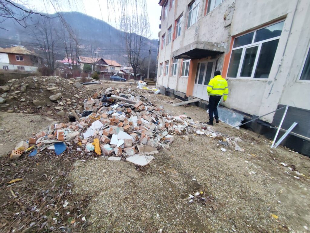 (FOTO) Deșeuri lăsate de izbeliște, pe terenul unei școli din județ. Firmă amendată cu 100.000 de lei 3 amendă Garda de Mediu Buzău, deșeuri construcții școală județ Buzău