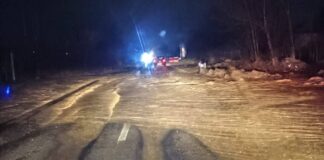 (VIDEO) Atenție, șoferi! Probleme pe DN 10, la Gura Siriului și Sătuc. Căderi de bolovani și șosea inundată