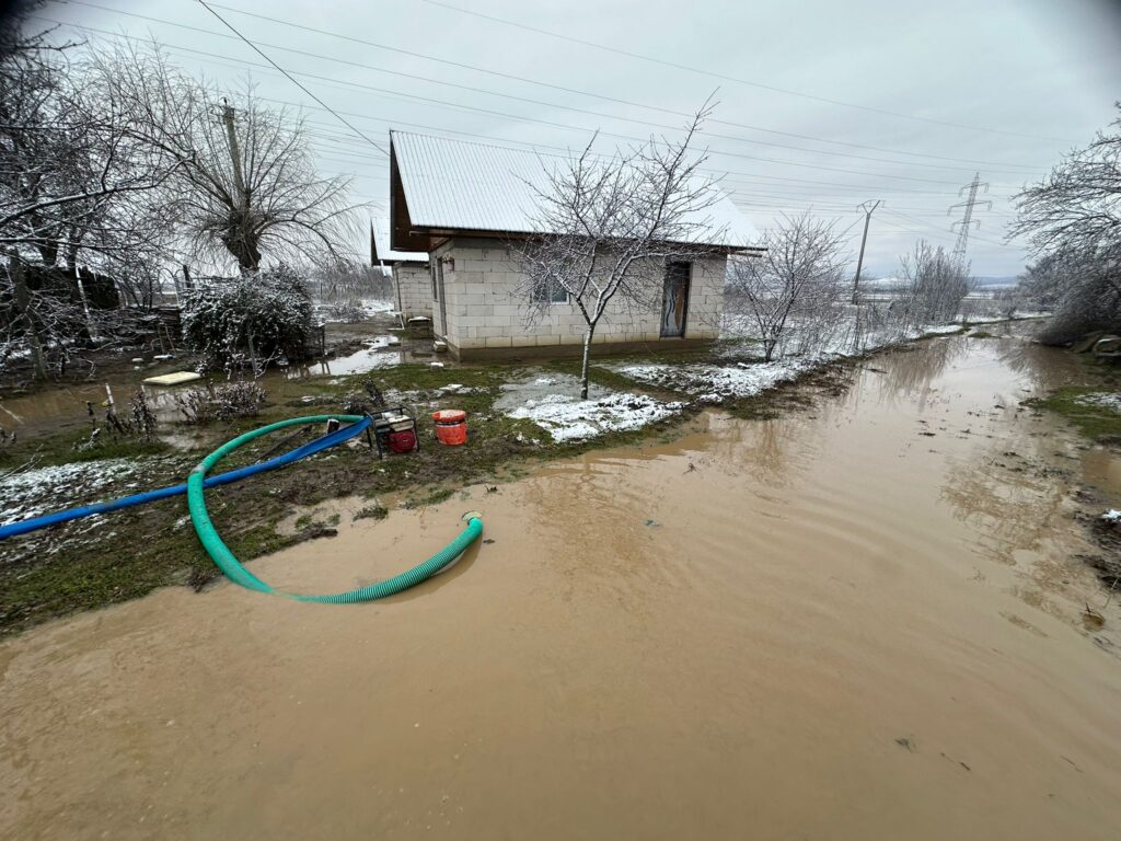 (UPDATE/VIDEO) Probleme în județ, după ploile abundente. Alertă meteo de cod portocaliu pe râul Nișcov 4 inundații cod portocaliu râul NIșcov alunecări de teren DN 10