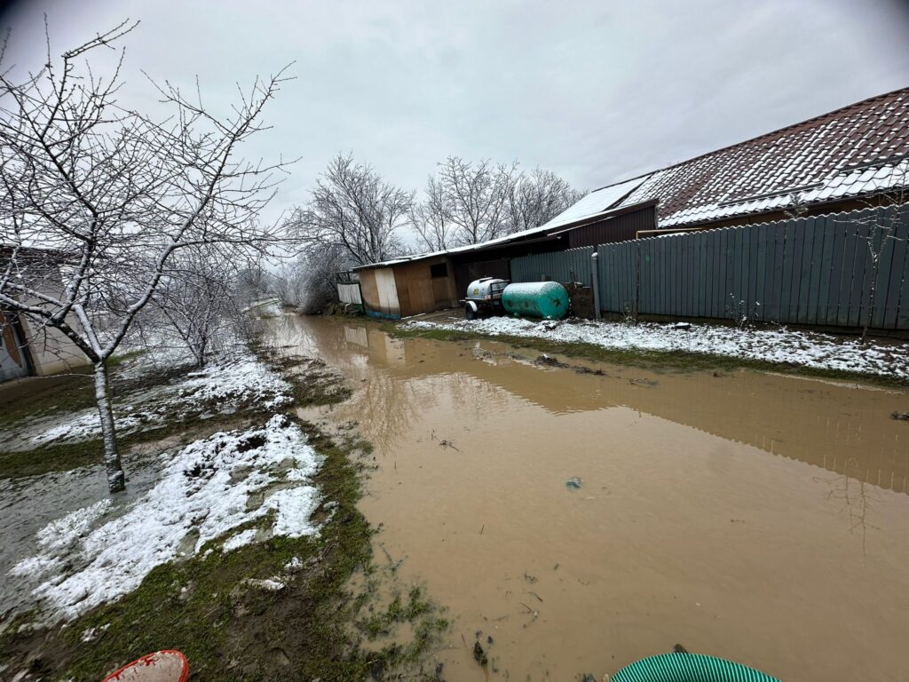 (UPDATE/VIDEO) Probleme în județ, după ploile abundente. Alertă meteo de cod portocaliu pe râul Nișcov 3 inundații cod portocaliu râul NIșcov alunecări de teren DN 10