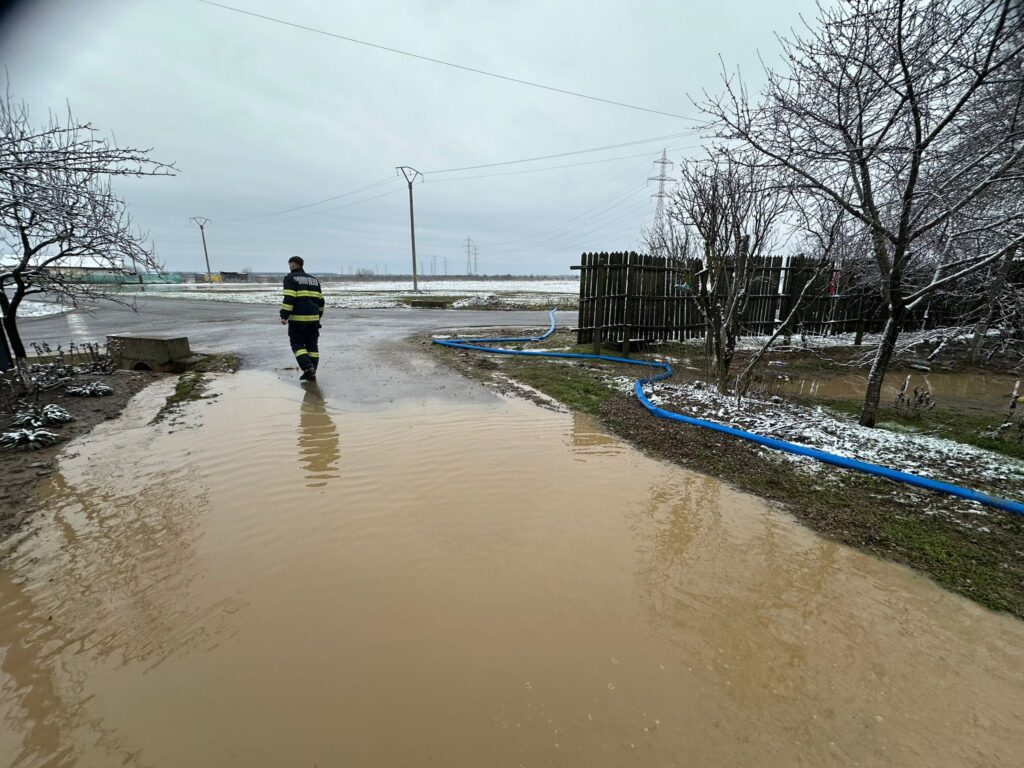 (UPDATE/VIDEO) Probleme în județ, după ploile abundente. Alertă meteo de cod portocaliu pe râul Nișcov 1 inundații cod portocaliu râul NIșcov alunecări de teren DN 10