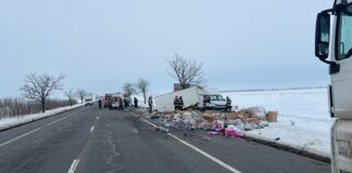 (FOTO) Accident pe E85. Doi răniți, trafic blocat