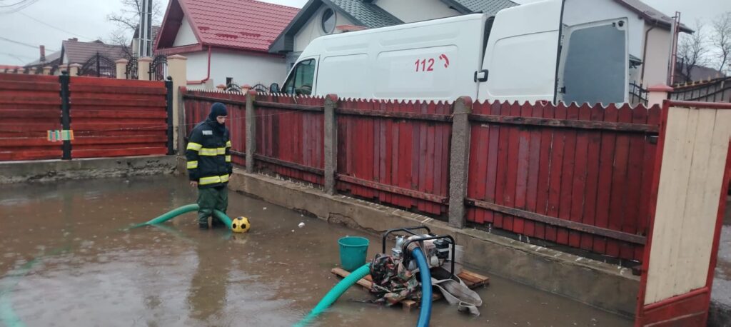 cod roșu avertizare hidro cod roșu râul NIșcov, drumuri afectate ploi abundente, gospodării inundate