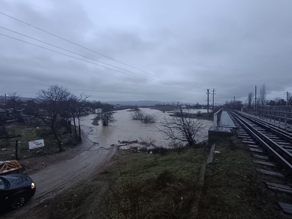 cod roșu avertizare hidro cod roșu râul NIșcov, drumuri afectate ploi abundente, gospodării inundate