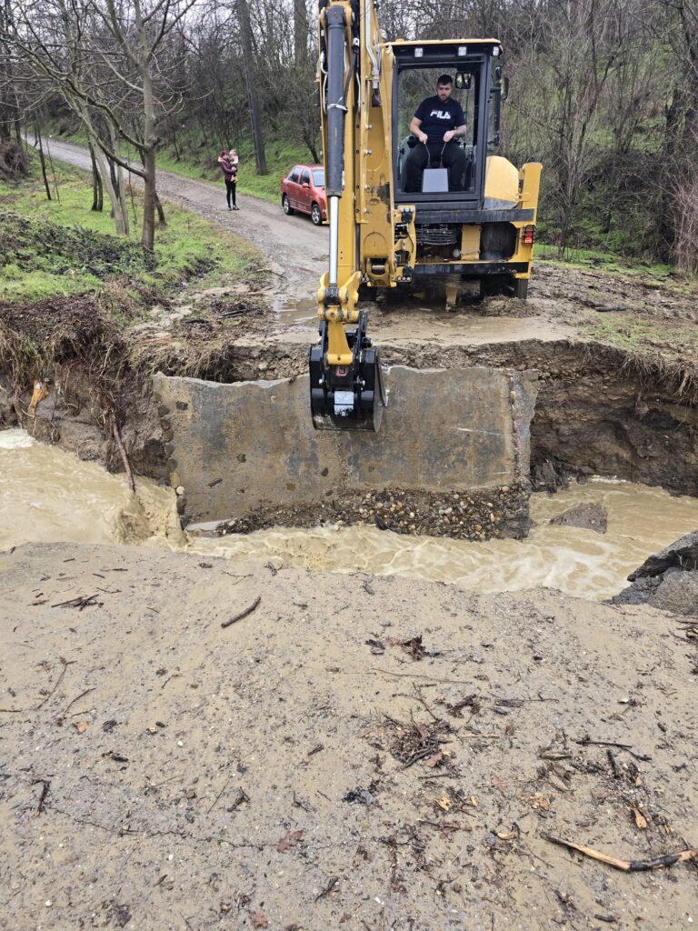 cod roșu avertizare hidro cod roșu râul NIșcov, drumuri afectate ploi abundente, gospodării inundate