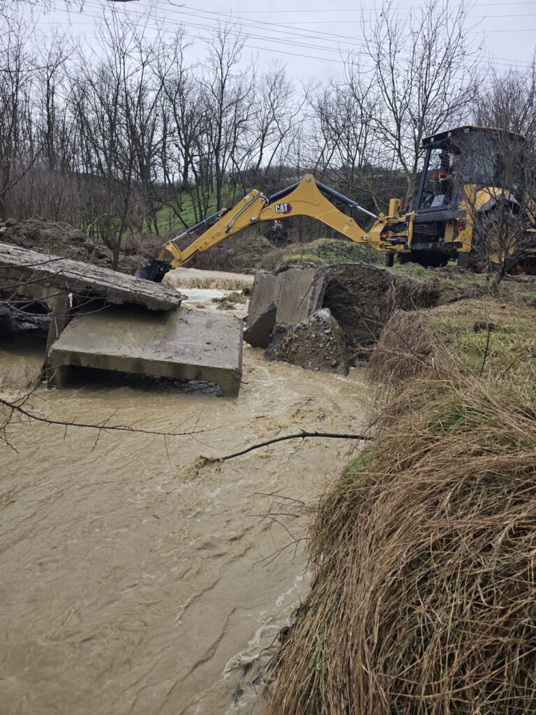 cod roșu avertizare hidro cod roșu râul NIșcov, drumuri afectate ploi abundente, gospodării inundate