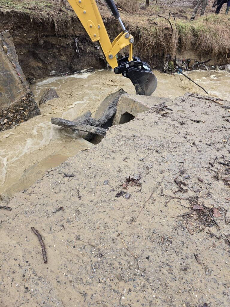 cod roșu avertizare hidro cod roșu râul NIșcov, drumuri afectate ploi abundente, gospodării inundate