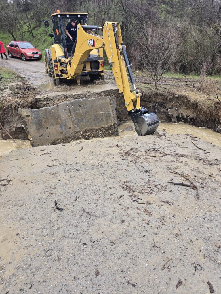 cod roșu avertizare hidro cod roșu râul NIșcov, drumuri afectate ploi abundente, gospodării inundate