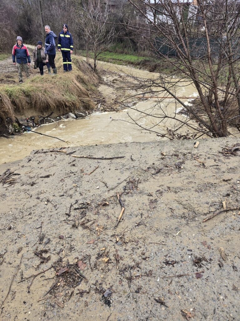 cod roșu avertizare hidro cod roșu râul NIșcov, drumuri afectate ploi abundente, gospodării inundate