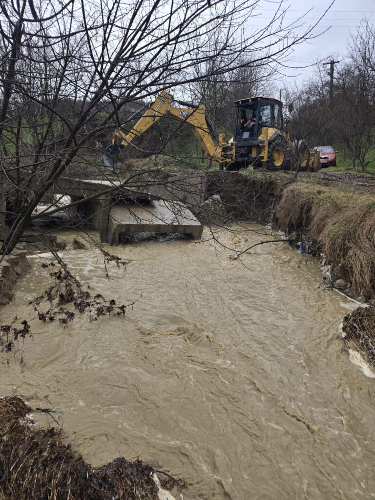 cod roșu avertizare hidro cod roșu râul NIșcov, drumuri afectate ploi abundente, gospodării inundate