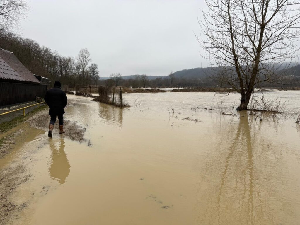 (UPDATE/VIDEO) Probleme în județ, după ploile abundente. Alertă meteo de cod portocaliu pe râul Nișcov 6 inundații cod portocaliu râul NIșcov alunecări de teren DN 10
