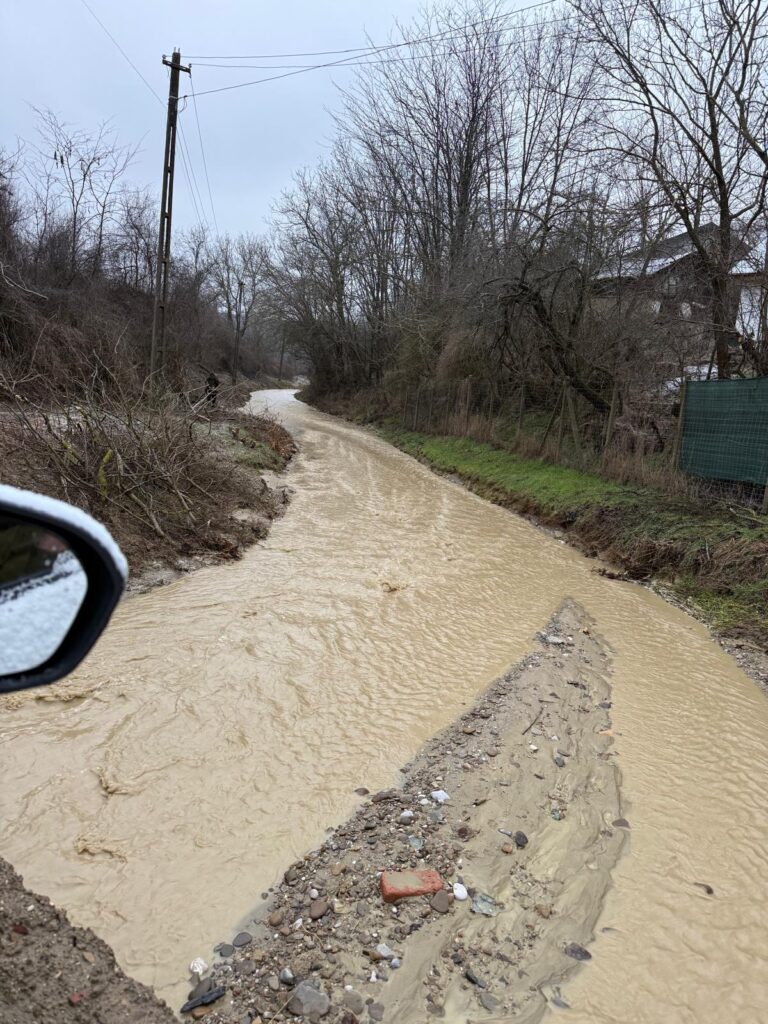 (UPDATE/VIDEO) Probleme în județ, după ploile abundente. Alertă meteo de cod portocaliu pe râul Nișcov 7 inundații cod portocaliu râul NIșcov alunecări de teren DN 10