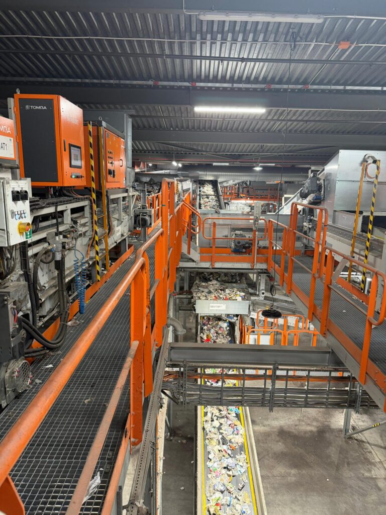 (FOTO) Primarul Toma, în Suedia. Vizită la cel mai mare centru de sortare și reciclare a plasticului 4 primar Constantin Toma vizită centru de sortare Suedia