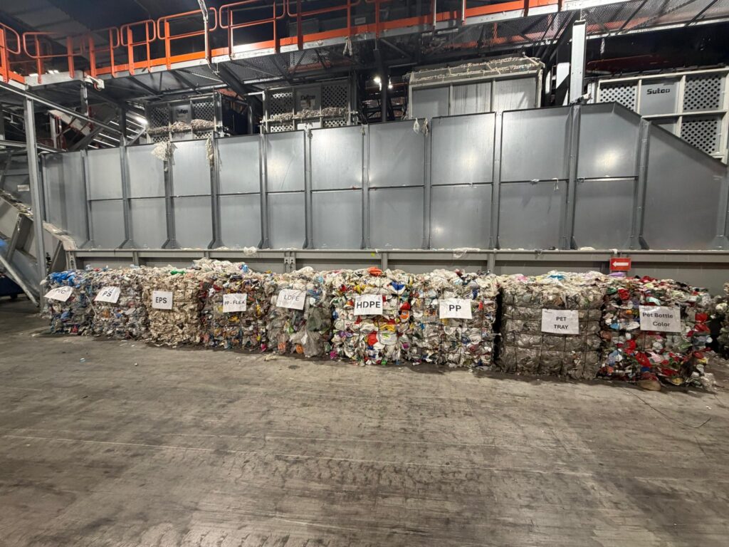 (FOTO) Primarul Toma, în Suedia. Vizită la cel mai mare centru de sortare și reciclare a plasticului 7 primar Constantin Toma vizită centru de sortare Suedia